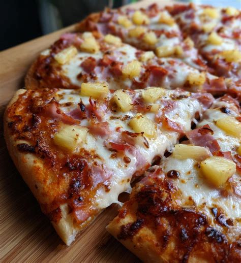 Classic Hawaiian Pizza: A Sweet & Savory Delight
